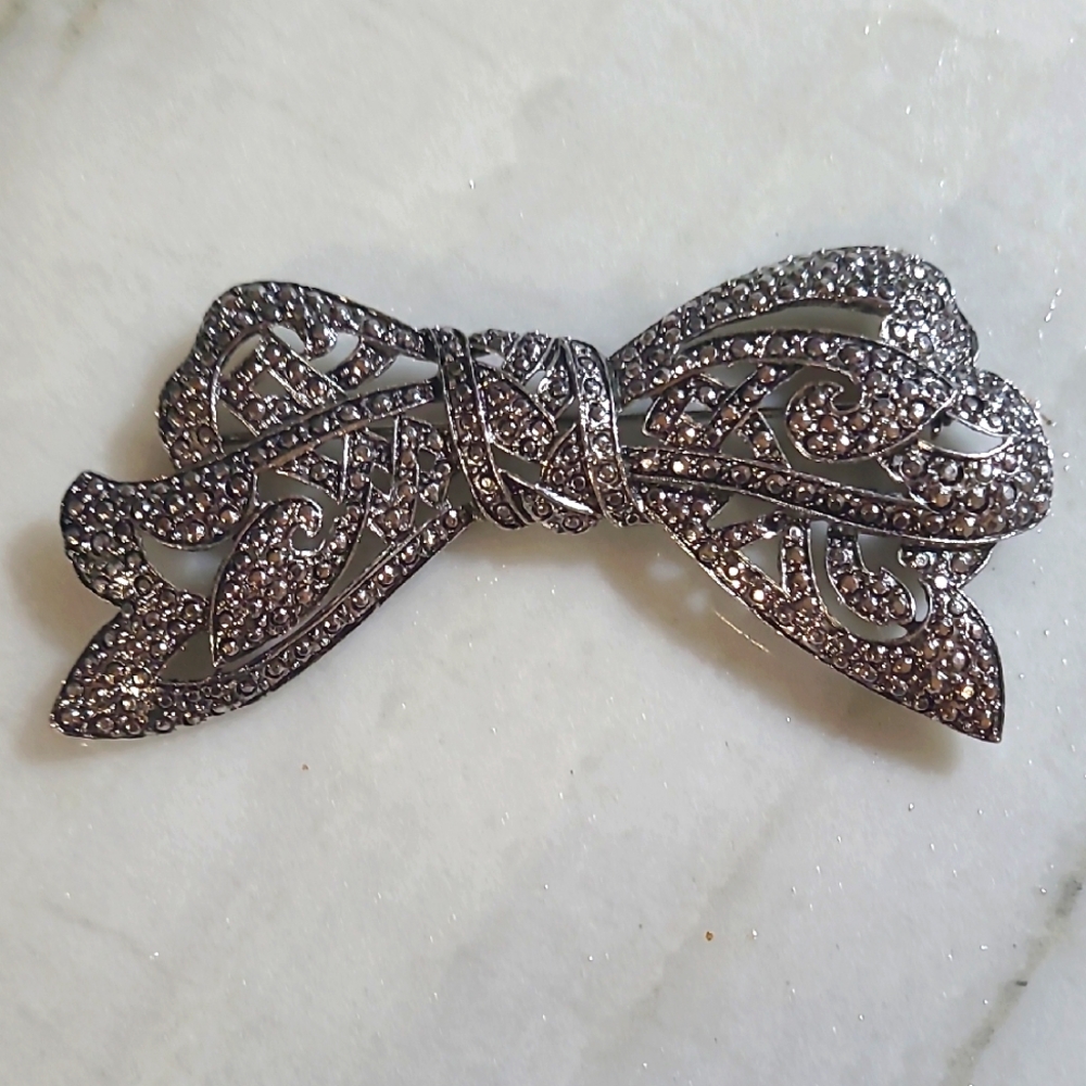 Silver Tone Bow Pin